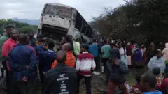 Imbaga y'abantu bashungereye aho impanuka yabereye, hagaragara ikamyo yahiye irakongoka hasigara igikanka cyayo