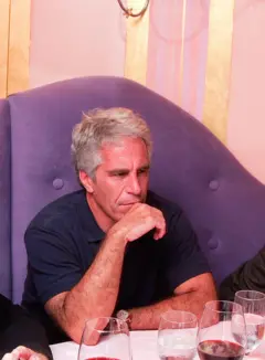 Epstein sentado, com mão no queixo
