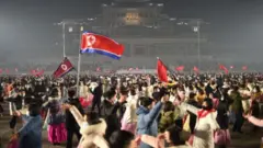 উত্তর কোরিয়ার মানুষ রাজধানী পিয়ংইয়ংএ ইংরেজি নতুন বছর উদযাপন করছে