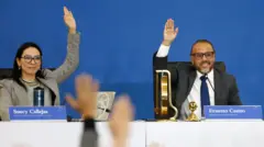 A deputada Suecy Callejas e o presidente da Assembleia Legislativa, Ernesto Castro, ambos do partido governante Novas Ideias, na sessão plenária em que a Lei de Agentes Estrangeiros foi aprovada em 20 de maio