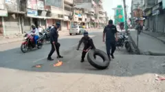 प्रहरी टायर निभाउने प्रयत्नमा, वीरगन्ज अधिकांशत: बन्द रहेको छ