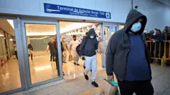 Brasileiros deportados chegando no aeroporto de Belo Horizonte (MG).