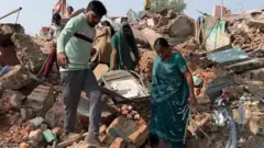 अहमदाबाद में प्रशासन ने कई घरों पर बुलडोज़र चलाया है