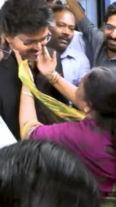 सीएम विजय ने मेट्रो से की यात्रा