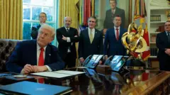 Donald Trump, o secretário do Tesouro, Scott Besset, o secretário de Comércio, Howard Lutnick e outros membros do governo na Sala Oval