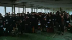 A abertura do filme mostra o personagem László Toth (Adrien Brody) chegando aos Estados Unidos de navio, em meio a um grupo de imigrantes judeus.