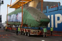 Para pekerja sedang menurunkan salah-satu kereta cepat buatan China di di Pelabuhan Tanjung Priok, Jakarta, 2 September 2022.