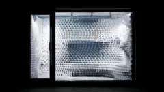 Imagem de um cômodo com porta de vidro e gelo
