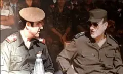 الرئيس السوري حافظ الأسد وشقيقه الأصغر رفعت الأسد في الثمانينيات من القرن الماضي.