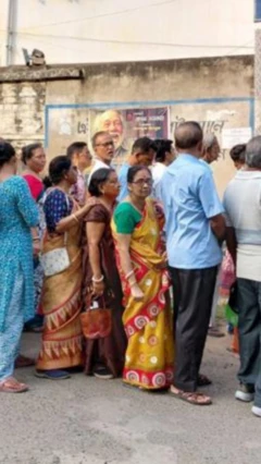 மேற்கு வங்கத்தில் பழுதான வாக்குப்பதிவு இயந்திரங்கள்