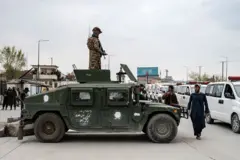 26 मार्च, 2026 को काबुल में ईदगाह मस्जिद के बाहर सामूहिक अंतिम संस्कार की नमाज़ के लिए एम्बुलेंसें पहुंचीं, जिनमें एक नशा मुक्ति केंद्र पर कथित पाकिस्तानी हवाई हमले में मारे गए पीड़ितों के ताबूत रखे थ.