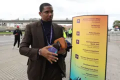 Samuel Eto'o arrive au stade lors des huitièmes de finale de la Coupe du Monde Féminine U-20 de la FIFA