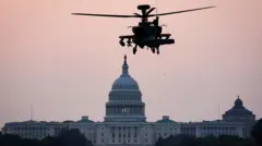 Ilustracija - američki helikopter Apač u letu iznad Vašingtona 