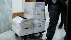 Caixas contendo os arquivos do caso Epstein