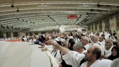 حجاج يرمون الجمرات 