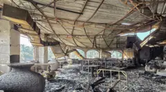 Общий вид сгоревшего ночного клуба после пожара