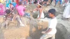 सोने की तलाश में यहां खुदाई करने वालों की यहां भीड़ लग गई है.