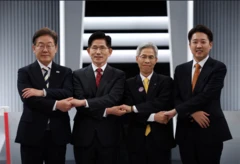 더불어민주당 이재명·국민의힘 김문수·민주노동당 권영국·개혁신당 이준석 대선후보가 23일 서울 여의도 KBS 스튜디오에서 열린 제21대 대선 2차 후보자 토론회를 준비하고 있다