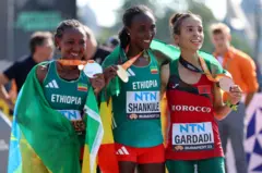 ኢትዮጵያውያን ኣትሌታትን ወርቅን ብሩርን ክዕወታ እንከለዋ ሞሮኮ ሜዳልያ ነሓስ ተዓዊታ