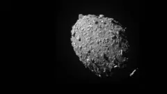 Ifoto ya Dimorphos yafashwe n'ikigendajuru Dart amasegonda macye mbere y'uko cyihonda kuri iyi asteroid
