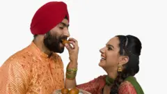 ਪਤੀ ਤੇ ਪਤਨੀ ਖਾਣਾ ਖਾਂਦੇ ਹਨ