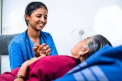 ज्येष्ठ नागरिकाबरोबर एक नर्स.