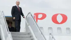 யுக்ரேன் குறித்த அமெரிக்கா-ரஷ்யா உச்சி மாநாட்டிற்குப் பிறகு, அலாஸ்காவின் ஆங்கரேஜில் உள்ள கூட்டுத் தளம் எல்மெண்டோர்ஃப்-ரிச்சர்ட்சனில் ரஷ்ய அதிபர் விளாடிமிர் புதின் 