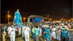 Em Cidreira, no litoral do Rio Grande do Sul, uma grande procissão em homenagem a Iemanjá e a à Nossa Senhora de Candeias