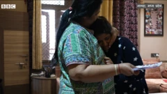 सोनू अपनी मां के साथ