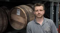 Martin Armstrong ao lado de barril