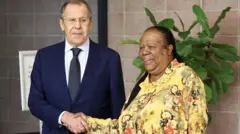 I Pretoria kuri uyu wa mbere Lavrov yakiriwe na mugenzi we Naledi Pandor 