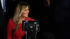 ሜላንያ ትራምፕ ምስተን ምስ ኣረኣእያ ሰብኡተን ዝጋጮ መሰል ምንጻል ጥንሲ ዝድግፋ ሪፓብሊካን ቀዳሞት ኣንስቲ ነበር ዝተጸንበረት ትመስል