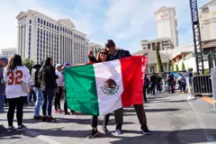 Fãs segurando uma bandeira mexicana posam para uma foto na festa de abertura do Grande Prêmio de Fórmula 1 de Las Vegas de 2023, em 5 de novembro de 2022, na Las Vegas Strip, em Las Vegas, Nevada.