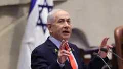 O primeiro-ministro de Israel, Benjamin Netanyahu, discursa em um debate no Knesset, o parlamento israelense