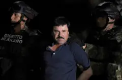 Joaquín Guzmán escoltado por militares após sua captura