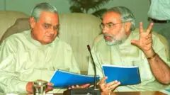 நரேந்திர மோதியின் இந்துத்துவா அரசியல் வாஜ்பேயியைவிட தீவிரமானதா?