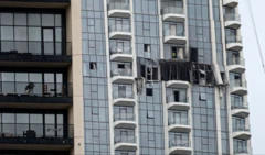 Dubai'de yüksek katlı bir binanın bir katında meydana gelen hasar görülüyor.