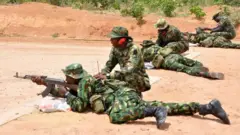 Àwọn ọmọ ogun tó ń ṣe ìdánilẹ́kọ̀ọ́ ìbọn yínyìn 