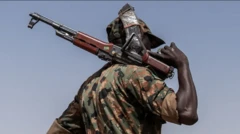 جندي سوداني يشيح بوجهه عن الكاميرا.