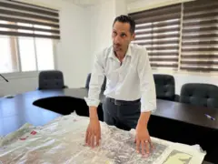 صلاح الدين بن جابر رئيس المجلس المحلي في قرية عقربا التي تقع عند تلال جبل العرمة قريبا من نابلس