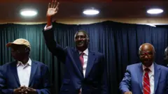 عبد الرحيم دقلو، نائب قائد قوات الدعم السريع السودانية، خلال اجتماع خُصِّص للتوقيع على ميثاق سياسي يهدف إلى تشكيل "حكومة سلام ووحدة" لإدارة المناطق الخاضعة لسيطرة القوات، وذلك في نيروبي، كينيا، في 18 فبراير/شباط 2025.