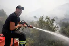 požari u crnoj gori, požar, vatrogasac gasi požar u crnoj gori