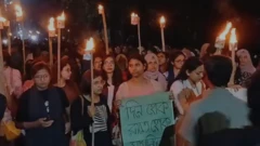 অভিযুক্ত ব্যক্তিকে গ্রেফতার এবং ক্যাম্পাসে শিক্ষার্থীদের নিরাপত্তা দিতে ব্যর্থতার প্রতিবাদে রাতেই বিক্ষোভ করেন প্রায় কয়েকশ নারী শিক্ষার্থী