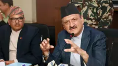 मङ्गलवार अर्थमन्त्रालयमा आयोजित पत्रकार सम्मेलनमा अर्थमन्त्री प्रकाशशरण महत 