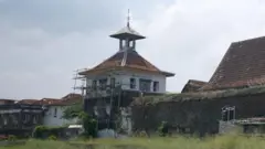 कहा जाता है कि क्लॉक टॉवर की चार दिशाओं में हिब्रू अंकों सहित चार भाषाओं में अंक लिखे गए थे
