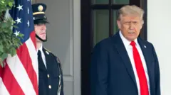 Presidente Donald Trump junto a un oficial de seguridad