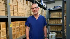 El profesor Kevin Monahan en uno de los pasillos del sótano del hospital St Mark's.