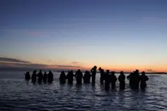 تصویر شماری از مهاجران در ساحلی در فرانسه