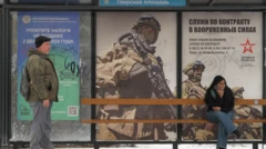 Un cartel de reclutamiento en una parada de autobús.