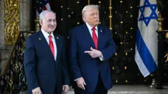 Netanyahu ve Trump, Florida'da Trump'ın Mar-a-Lago konutunun önünde, 29 Aralık 2025. 